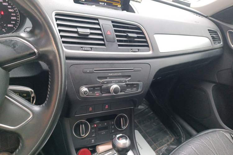 Used Audi Q3 2017 30 TFSI Standard Model Audio And AC Panel