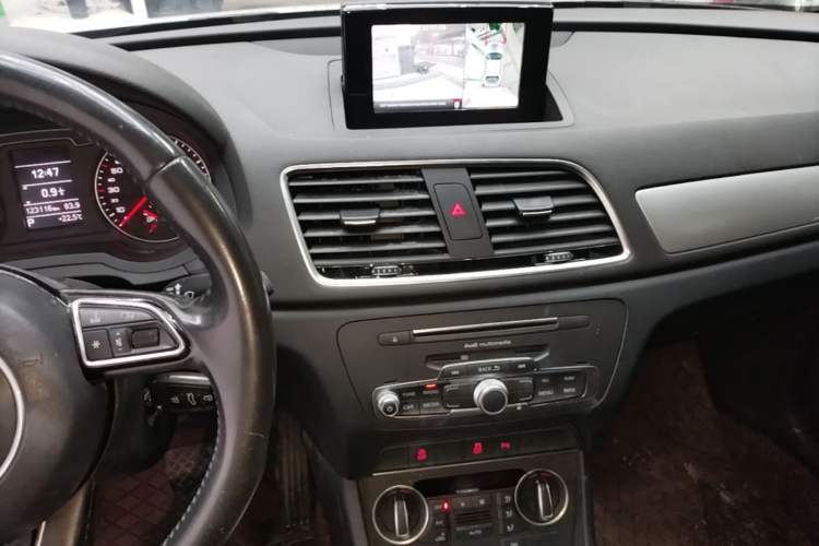 Used Audi Q3 2017 30 TFSI Fashion Model Audio And AC Panel