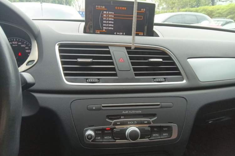 Used Audi Q3 2017 35 TFSI Fashion Model Audio And AC Panel
