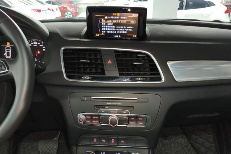 Used Audi Q3 2017 30 TFSI Fashion Model Audio And AC Panel