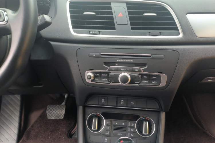 Used Audi Q3 2017 35 TFSI Fashion Model Audio And AC Panel