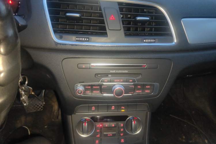 Used Audi Q3 2017 30 TFSI Fashion Model Audio And AC Panel