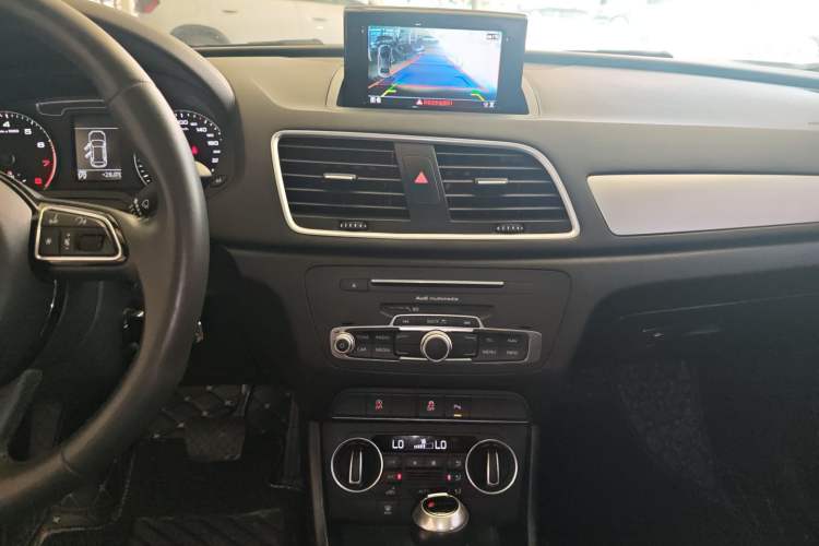 Used Audi Q3 2017 30 TFSI Fashion Model Audio And AC Panel