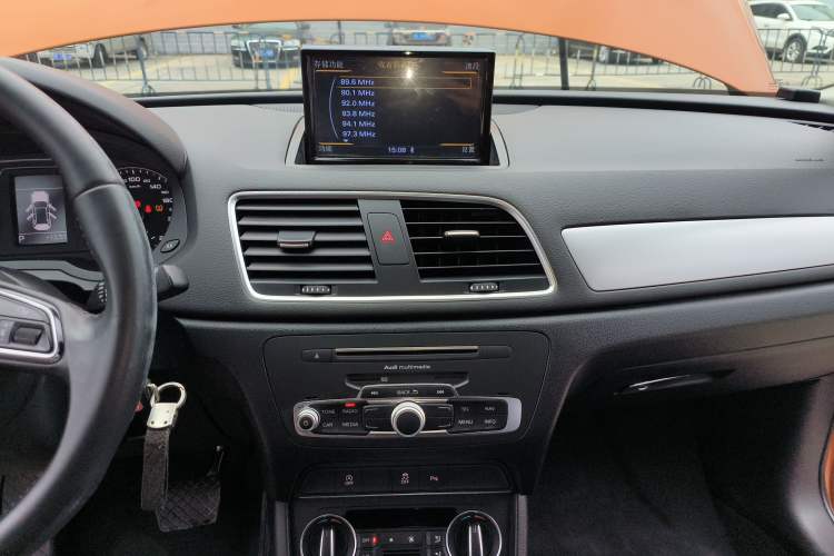 Used Audi Q3 2017 35 TFSI Fashion Model Audio And AC Panel