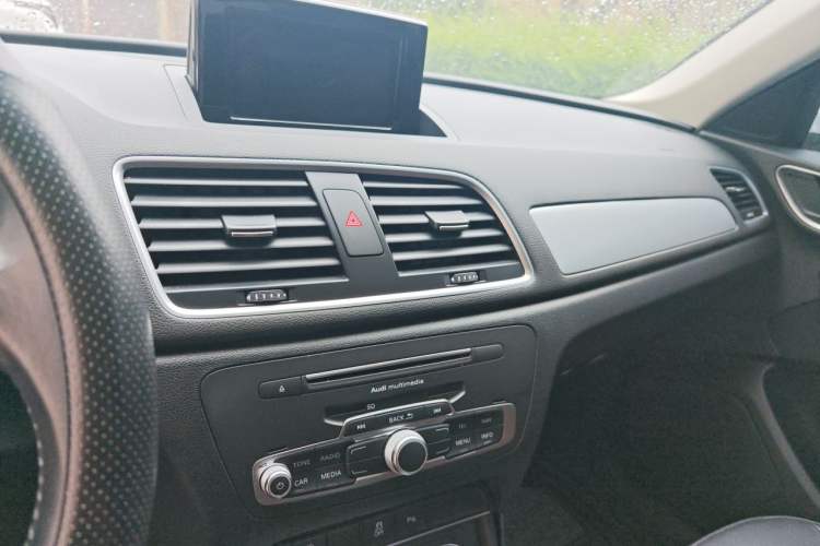 Used Audi Q3 2017 30 TFSI Fashion Model Audio And AC Panel