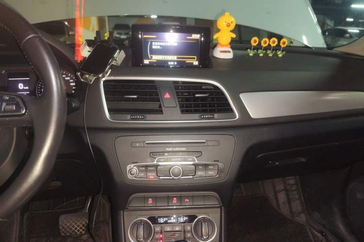 Used Audi Q3 2017 30 TFSI Fashion Model Audio And AC Panel