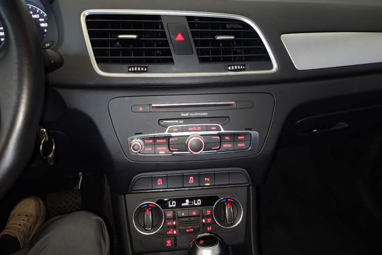 Used Audi Q3 2017 30 TFSI Fashion Model Audio And AC Panel