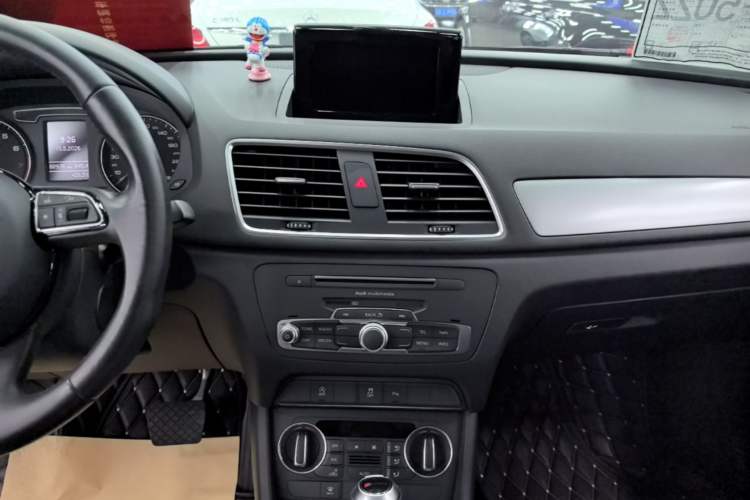 Used Audi Q3 2017 35 TFSI Fashion Model Audio And AC Panel