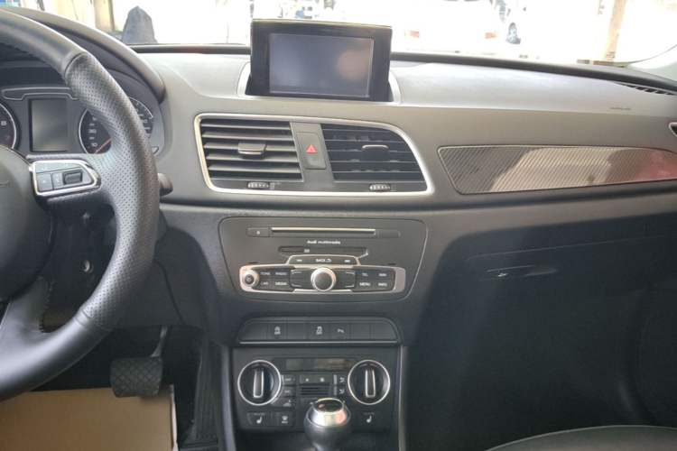 Used Audi Q3 2017 35 TFSI Fashion Model Audio And AC Panel