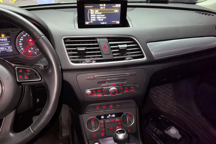 Used Audi Q3 2017 30 TFSI Fashion Model Audio And AC Panel