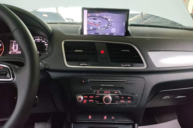 Used Audi Q3 2017 35 TFSI Fashion Model Audio And AC Panel