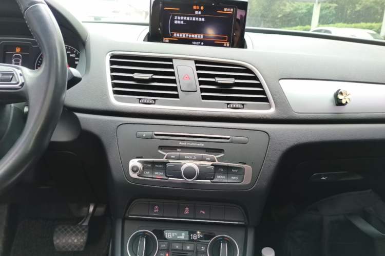 Used Audi Q3 2017 30 TFSI Fashion Model Audio And AC Panel