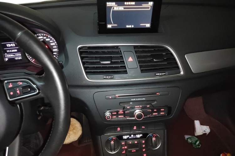 Used Audi Q3 2017 30 TFSI Standard Model Audio And AC Panel