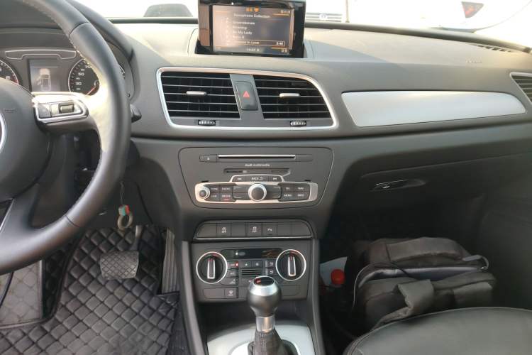 Used Audi Q3 2017 30 TFSI Fashion Model Audio And AC Panel