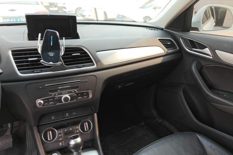 Used Audi Q3 2017 30 TFSI Fashion Model Audio And AC Panel