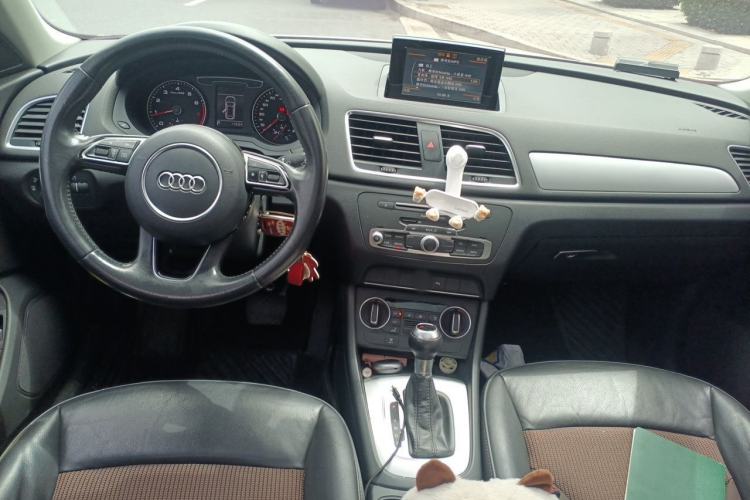 Used Audi Q3 2017 30 TFSI Fashion Model Center Console