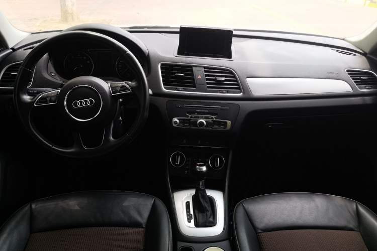 Used Audi Q3 2017 35 TFSI Fashion Model Center Console
