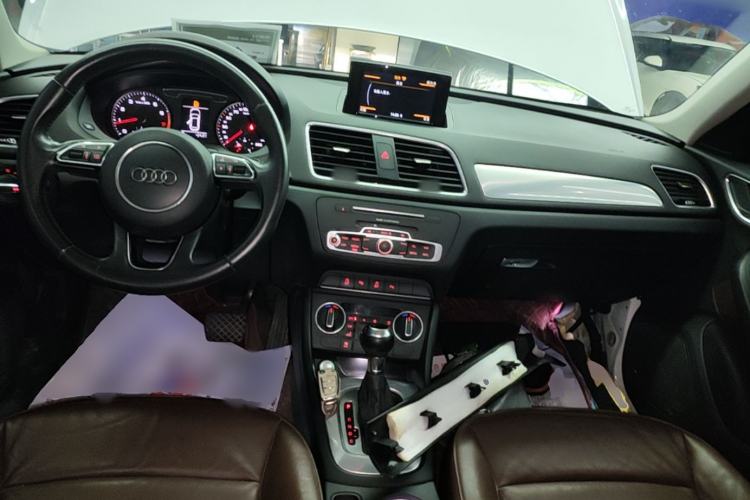 Used Audi Q3 2017 35 TFSI Style Edition Center Console