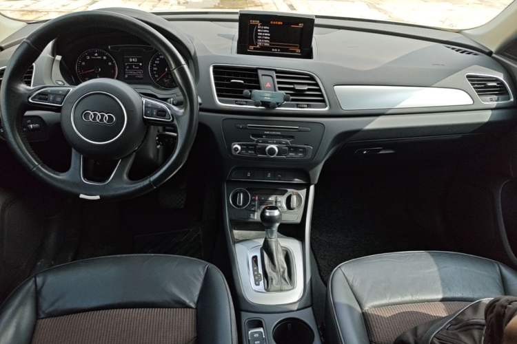 Used Audi Q3 2017 35 TFSI Fashion Model Center Console