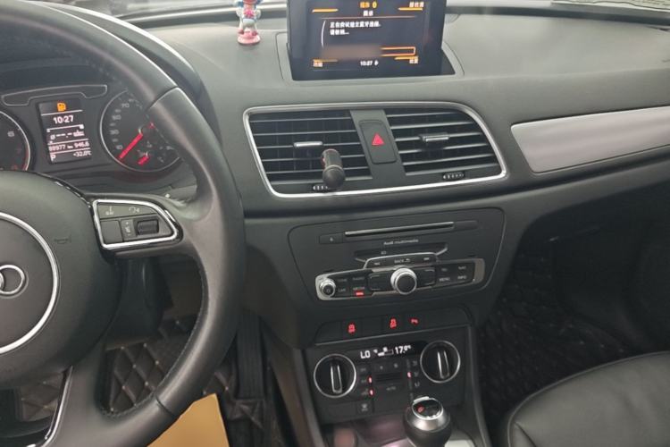 Used Audi Q3 2017 35 TFSI Fashion Model Center Console