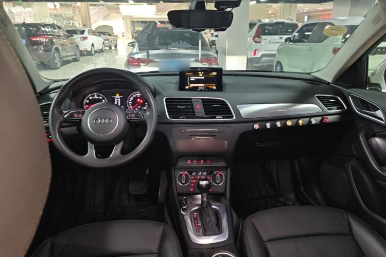 Used Audi Q3 2017 35 TFSI Style Edition Center Console