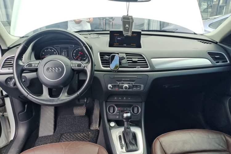 Used Audi Q3 2017 30 TFSI Sport Edition Center Console