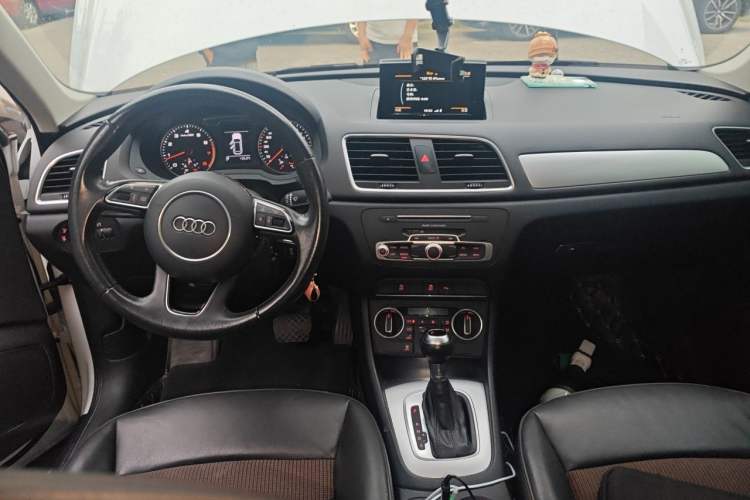 Used Audi Q3 2017 35 TFSI Fashion Model Center Console