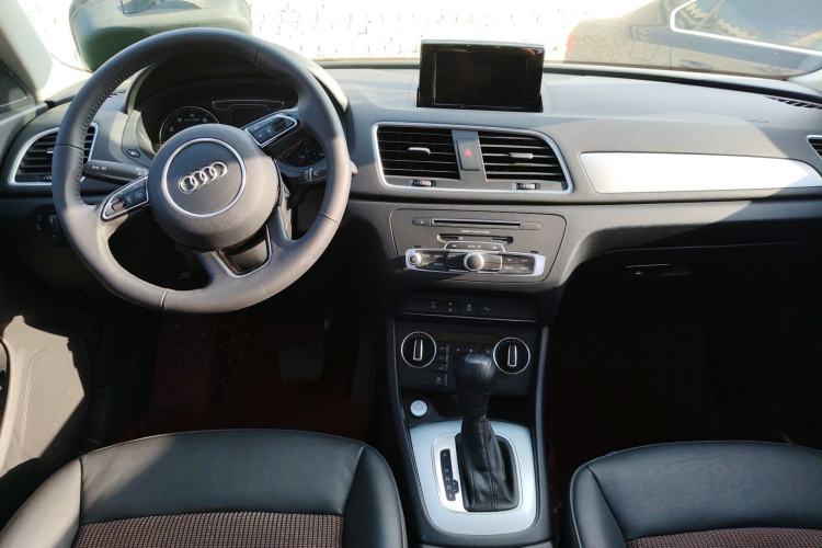 Used Audi Q3 2017 30 TFSI Fashion Model Center Console