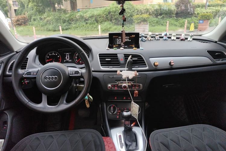Used Audi Q3 2017 35 TFSI Fashion Model Center Console