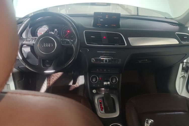 Used Audi Q3 2017 35 TFSI Style Edition Center Console