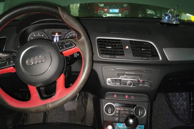 Used Audi Q3 2017 35 TFSI Fashion Model Center Console
