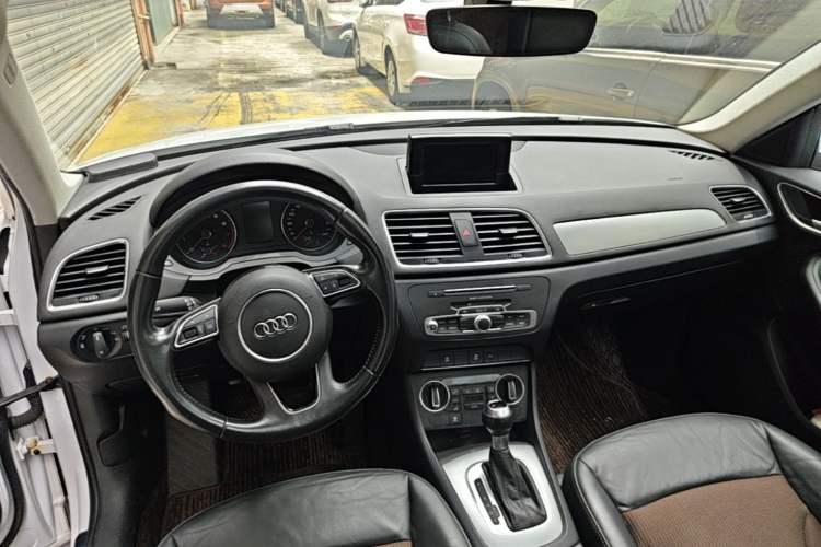 Used Audi Q3 2017 30 TFSI Fashion Model Center Console