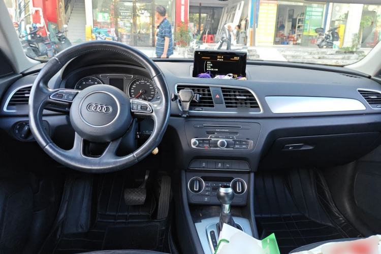 Used Audi Q3 2017 30 TFSI Fashion Model Center Console