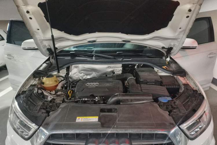 Used Audi Q3 2017 35 TFSI quattro all-wheel drive fashion model Engine Bay