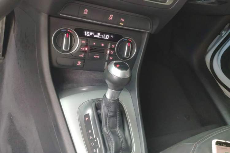 Used Audi Q3 2017 35 TFSI Fashion Model Gear Lever