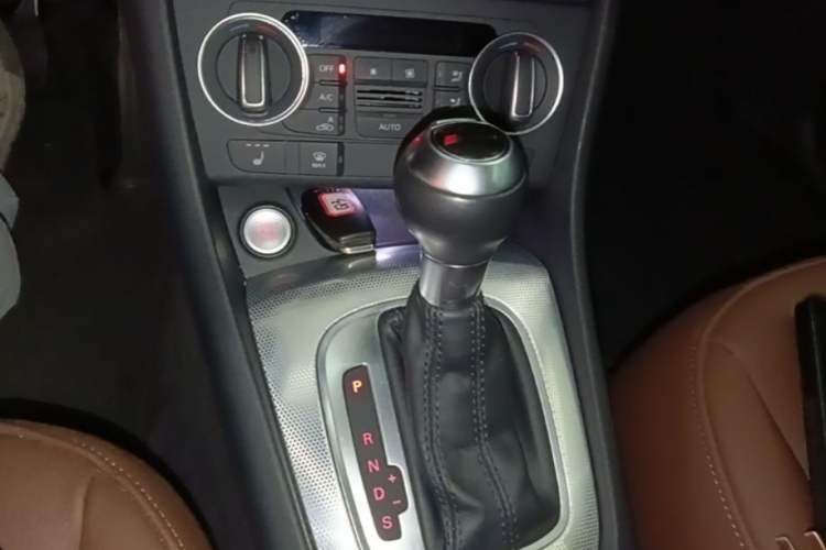Used Audi Q3 2017 35 TFSI quattro all-wheel-drive sport model Gear Lever