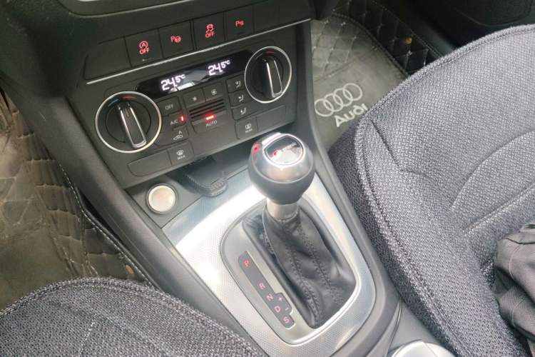Used Audi Q3 2017 35 TFSI Style Edition Gear Lever