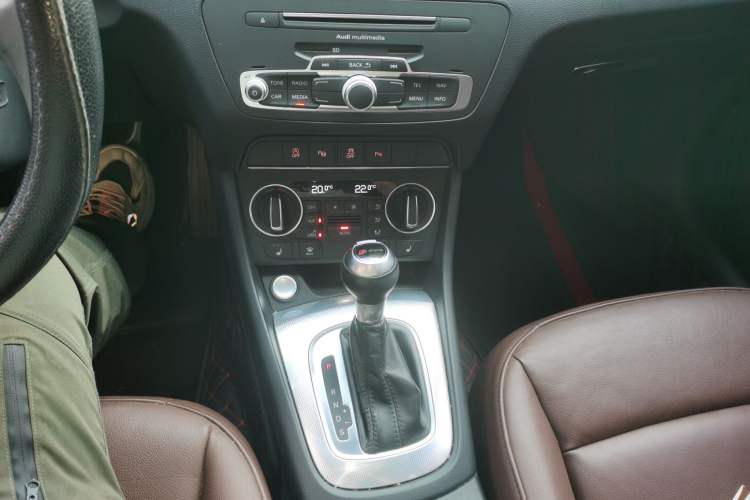 Used Audi Q3 2017 30 TFSI Sport Edition Gear Lever