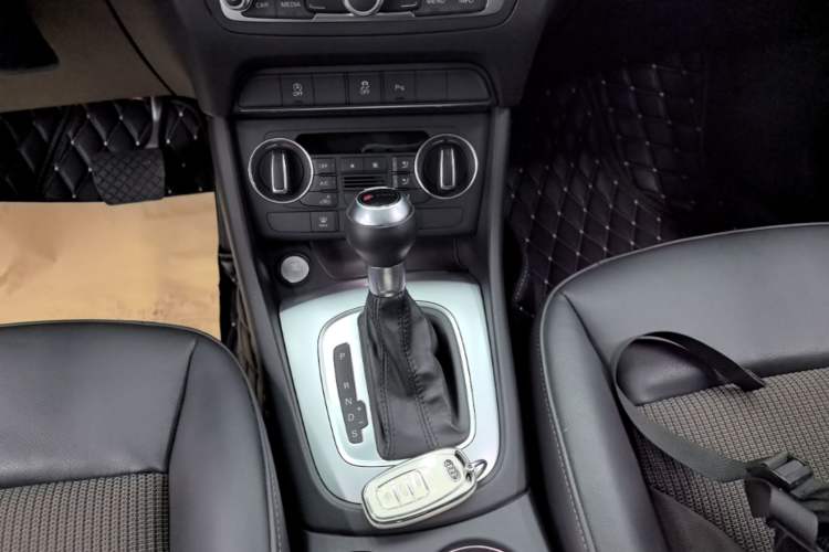Used Audi Q3 2017 35 TFSI Fashion Model Gear Lever