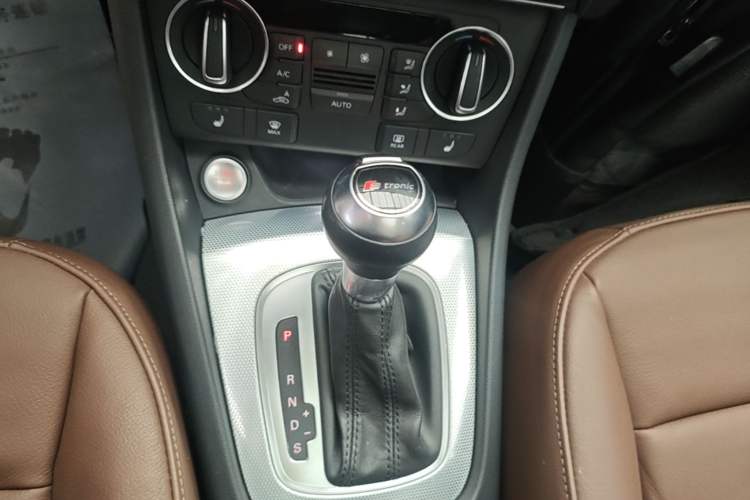 Used Audi Q3 2017 35 TFSI quattro all-wheel-drive sport model Gear Lever