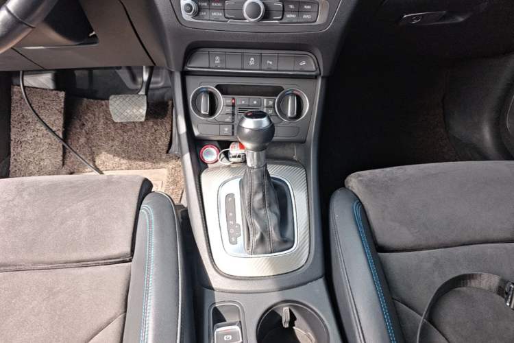 Used Audi Q3 2017 40 TFSI quattro all-wheel-drive sport model Gear Lever