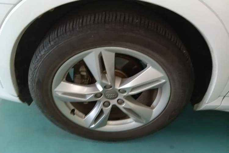 Used Audi Q3 2017 35 TFSI quattro all-wheel-drive sport model Left Front Wheel Hub