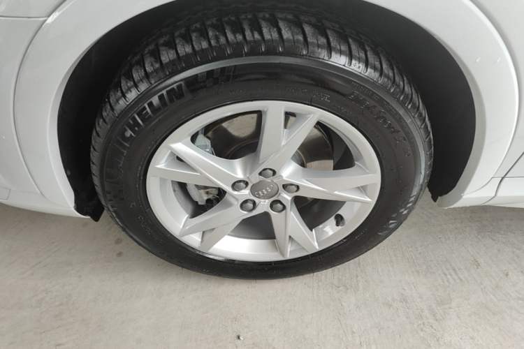Used Audi Q3 2017 35 TFSI Fashion Model Left Front Wheel Hub