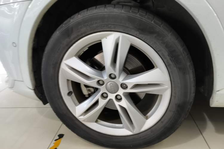 Used Audi Q3 2017 30 TFSI Fashion Model Left Front Wheel Hub