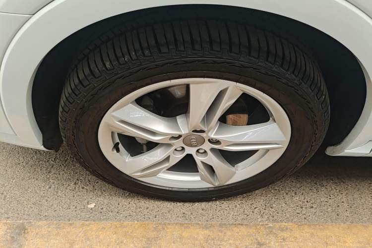 Used Audi Q3 2017 35 TFSI quattro all-wheel-drive sport model Left Front Wheel Hub