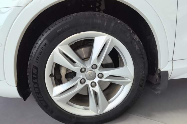 Used Audi Q3 2017 30 TFSI Fashion Model Left Front Wheel Hub