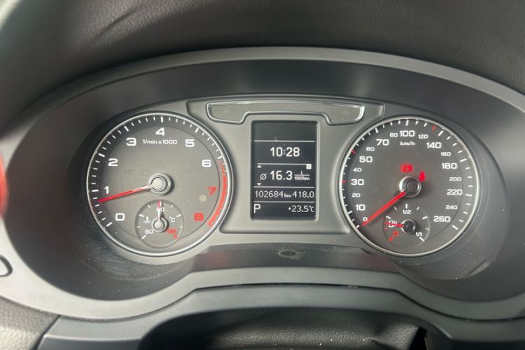 Used Audi Q3 2017 35 TFSI quattro all-wheel drive fashion model Odometer Close Up
