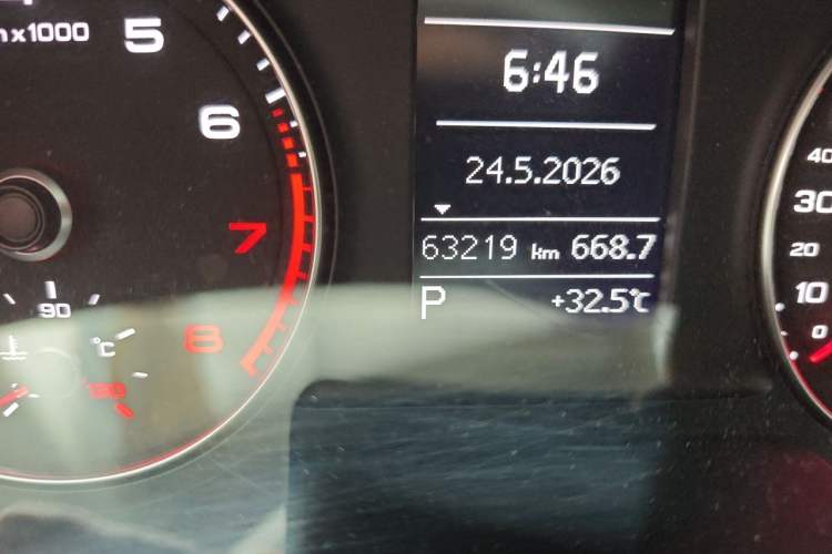 Used Audi Q3 2017 35 TFSI Fashion Model Odometer Close Up
