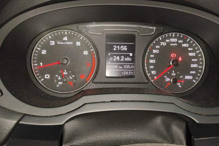 Used Audi Q3 2017 35 TFSI quattro all-wheel drive fashion model Odometer Close Up