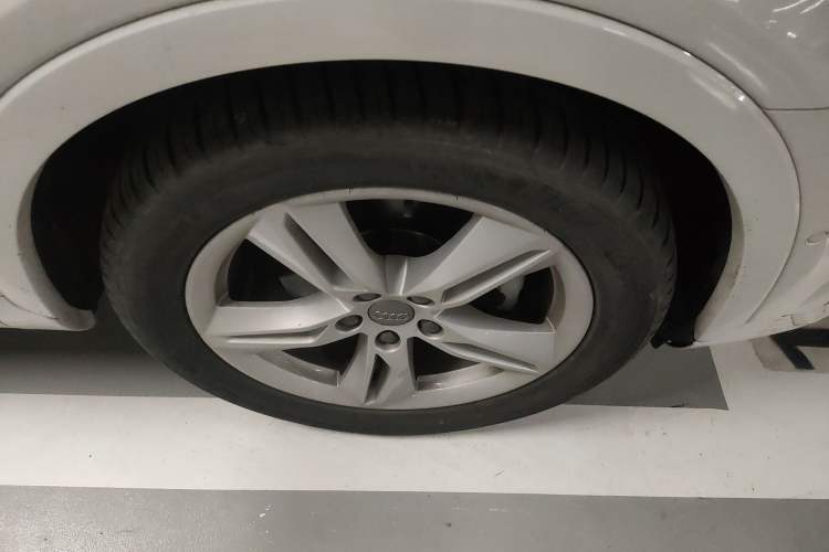 Used Audi Q3 2017 35 TFSI quattro all-wheel-drive sport model Right Front Wheel Hub
